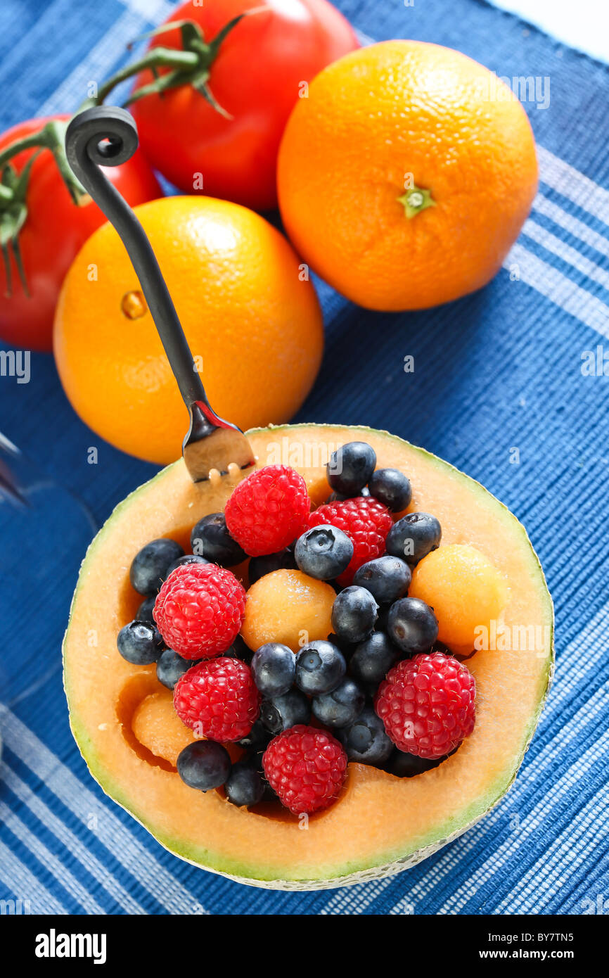 Frutti misti all'interno della ciotola e melone Foto Stock