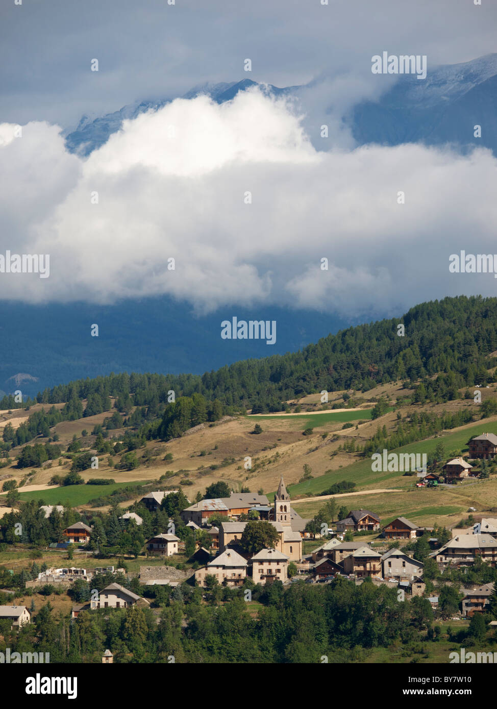 Le Alpi Francesi con il villaggio e la nube strato a Les Orres, Hautes Alpes, Francia Foto Stock