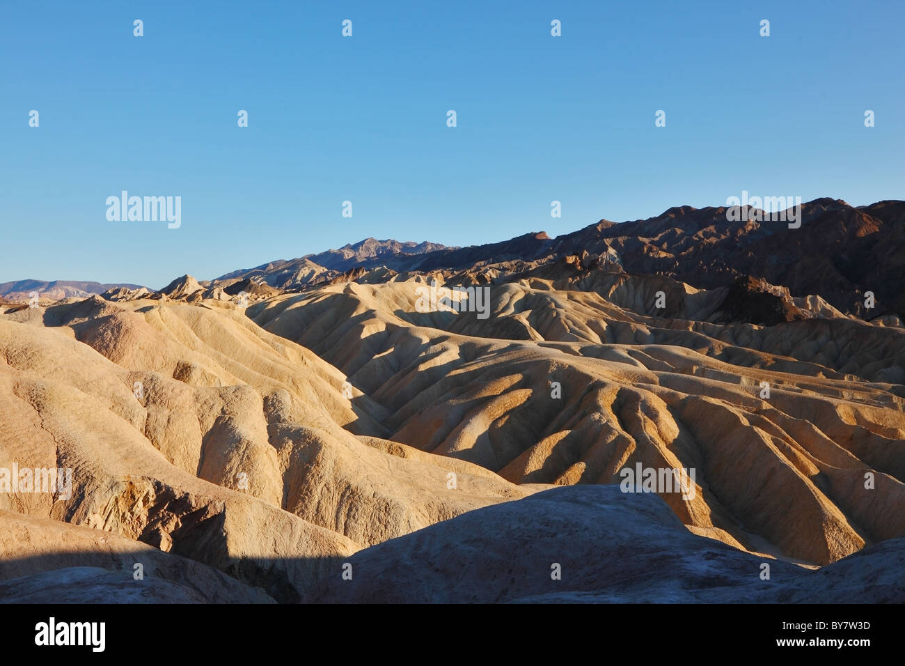 Il pittoresco morbide onde da multi-colore di pietra arenaria. Valle della Morte, Zabriski - un punto su un tramonto Foto Stock
