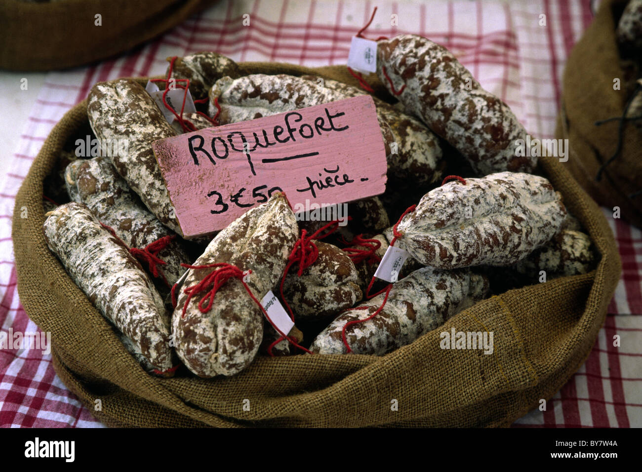 Salsiccia secca per la vendita su un mercato in Provenza, Francia Foto Stock