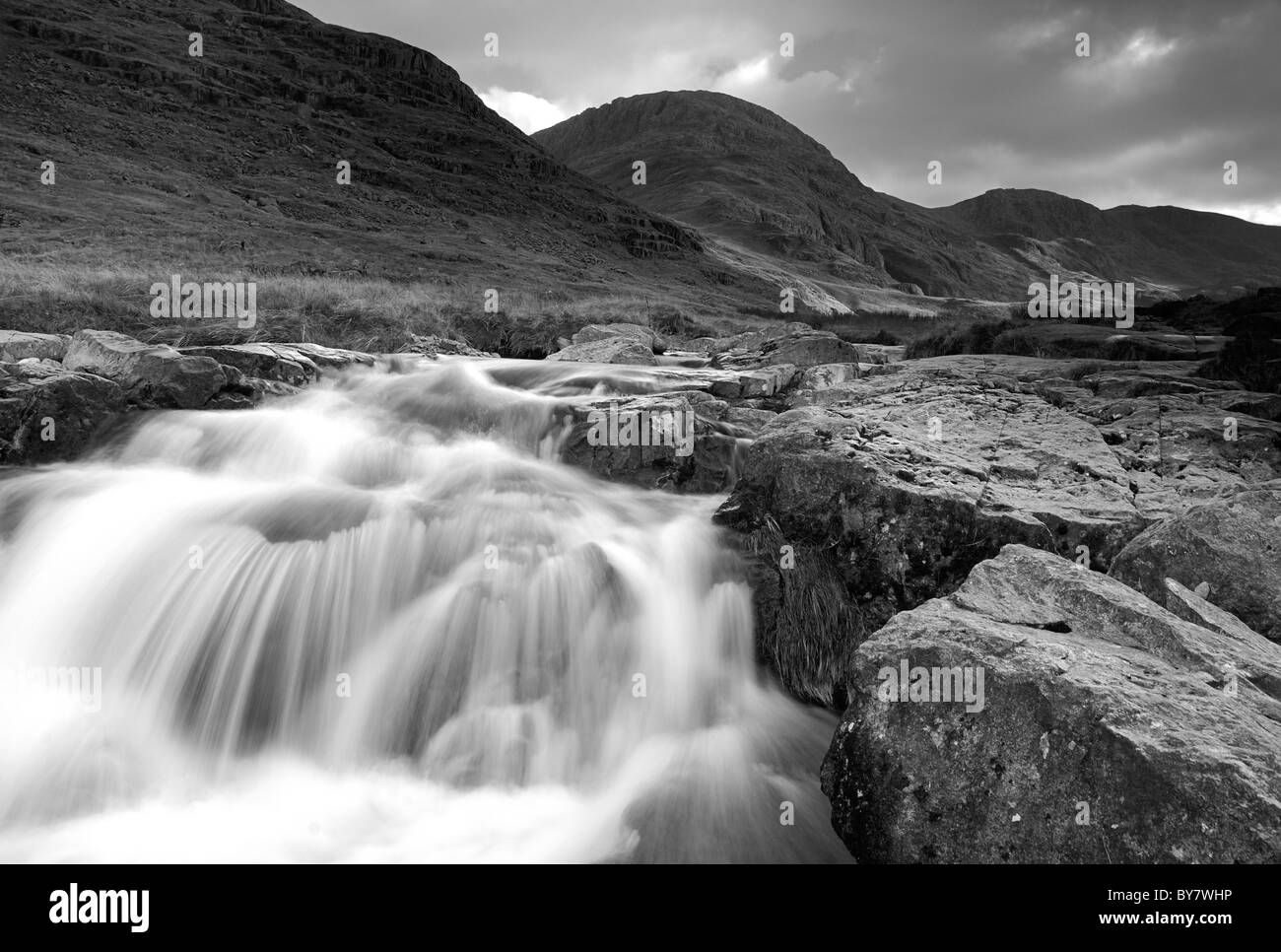 Immagine in bianco e nero di cascata su Styhead Gill nel Lake District inglese Foto Stock