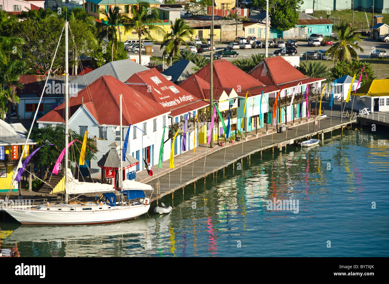 Guardando verso il basso sui negozi e barca a vela a Redcliffe Quay, St Johns, Antigua Caraibi dalla nave da crociera Foto Stock