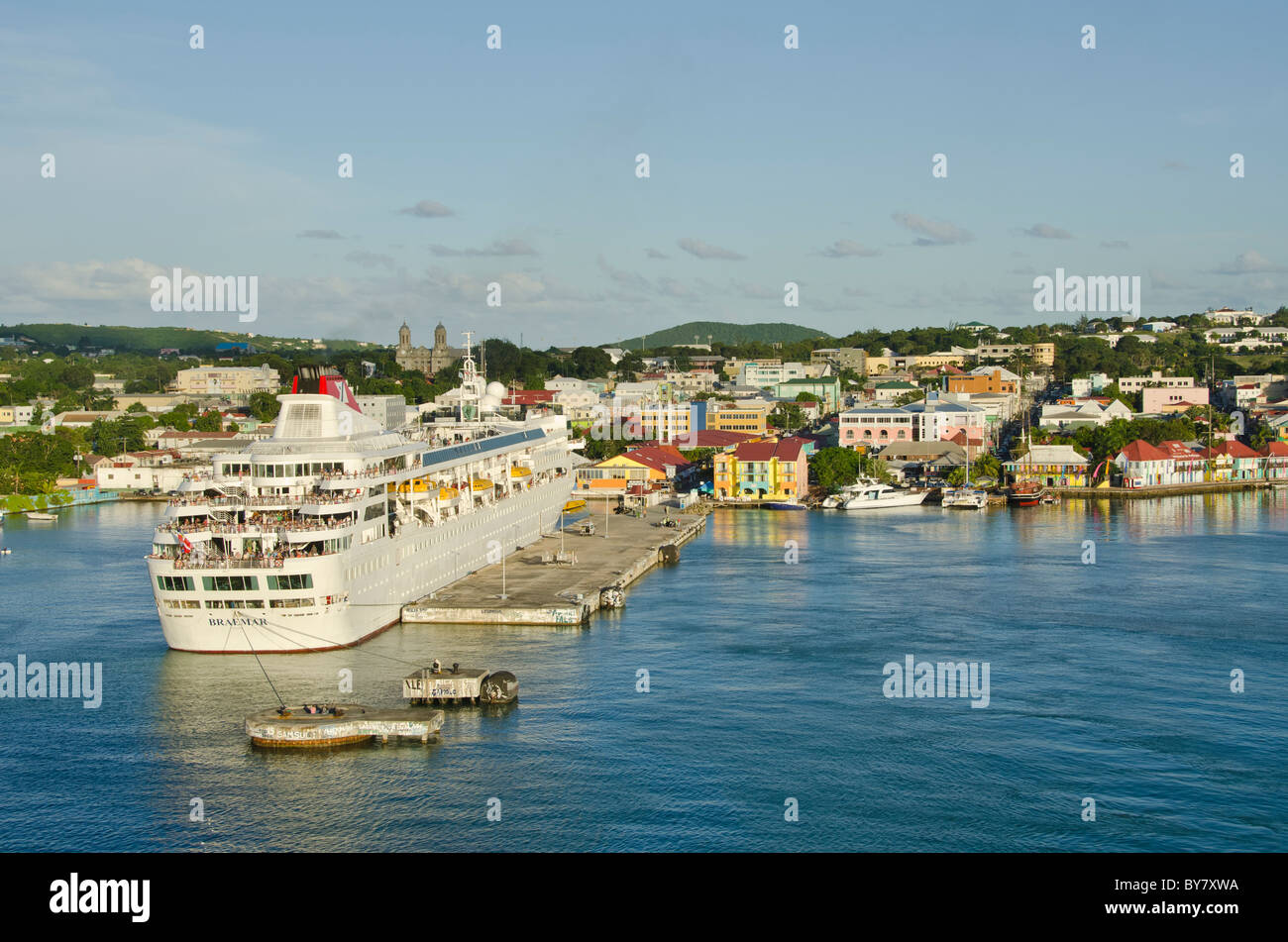 Antigua St. Johns Caribbean Cruise Port dock sopra con nave ormeggiata e paesaggio in colori luminosi Foto Stock