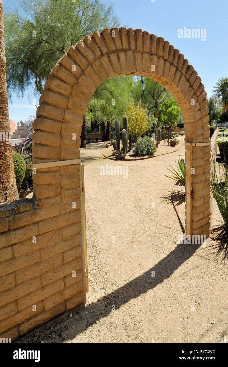 Arco nella zona giardino intorno al Campidoglio edifici Phoenix in Arizona Foto Stock