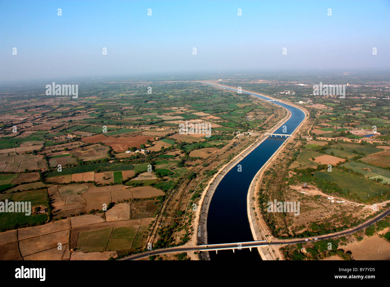 Una fotografia aerea del Narmada Canal sistema in Gujarat, India Foto Stock