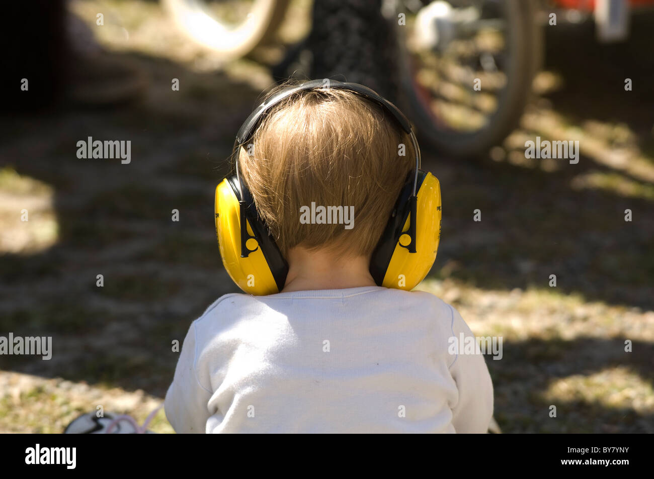 Un bambino con protezione per le orecchie Foto Stock