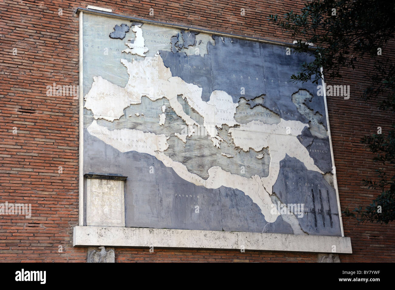 Italia, Roma, via dei fori Imperiali, mappa dell'impero romano alla sua massima espansione Foto Stock