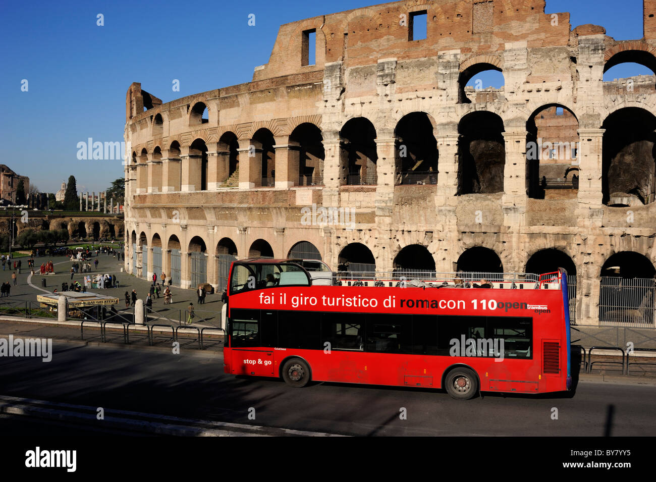 Italia, Roma, Colosseo, autobus turistico Foto Stock