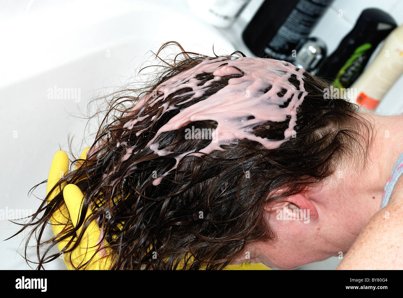 Applicando femmina prugna tintura per capelli Inghilterra Regno Unito Foto Stock