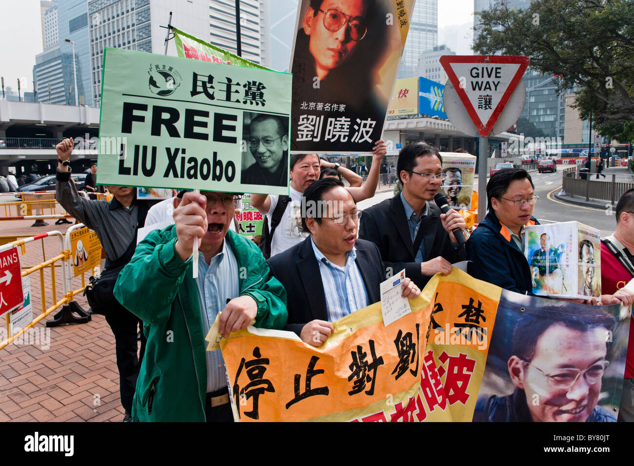 La dimostrazione in centro a Hong Kong per chiedere la liberazione di Liu Xiaobo il Premio Nobel per la pace dissidente vincente in Cina. Foto Stock