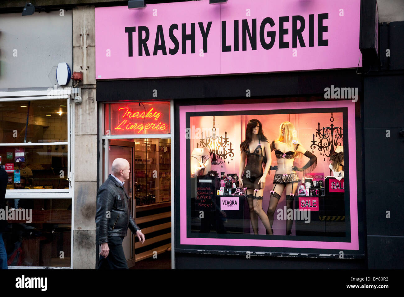 Trashy Lingerie shop su Old Compton Street, Soho, Londra. Vendita di  biancheria intima sexy nel cuore della Londra dei sex shop area Foto stock  - Alamy