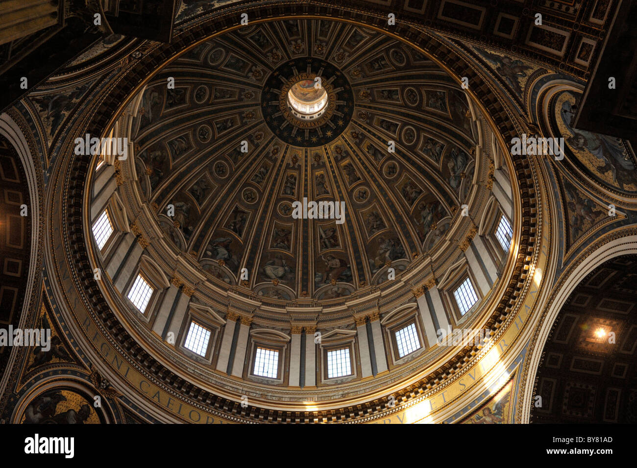 Italia, Roma, basilica di San Pietro all'interno, cupola Foto Stock
