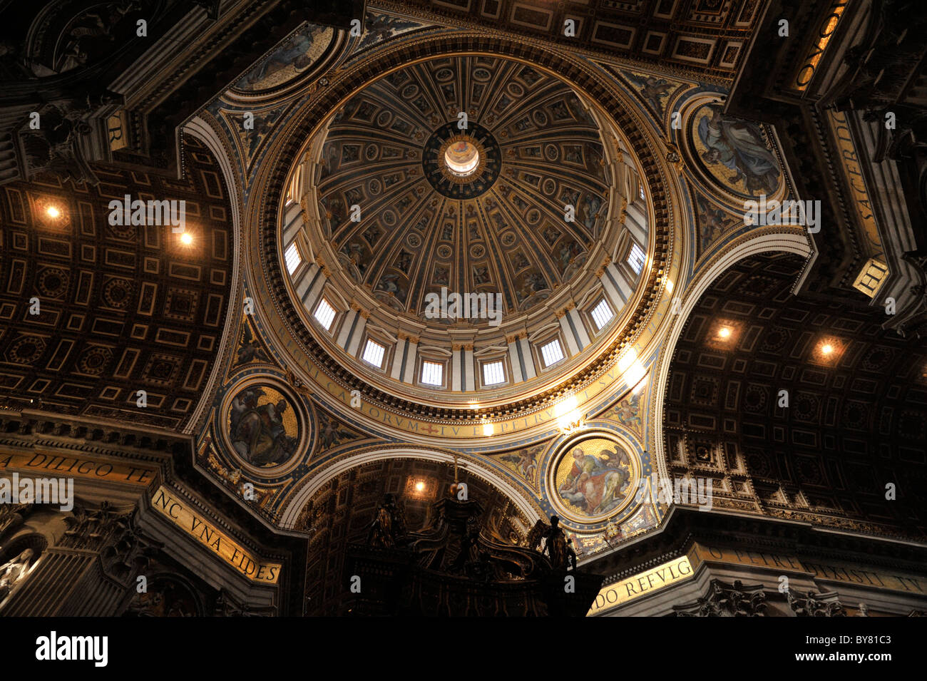 Italia, Roma, basilica di San Pietro all'interno, cupola Foto Stock