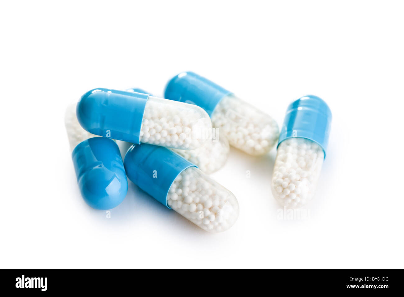 Blu capsule mediche su sfondo bianco Foto Stock