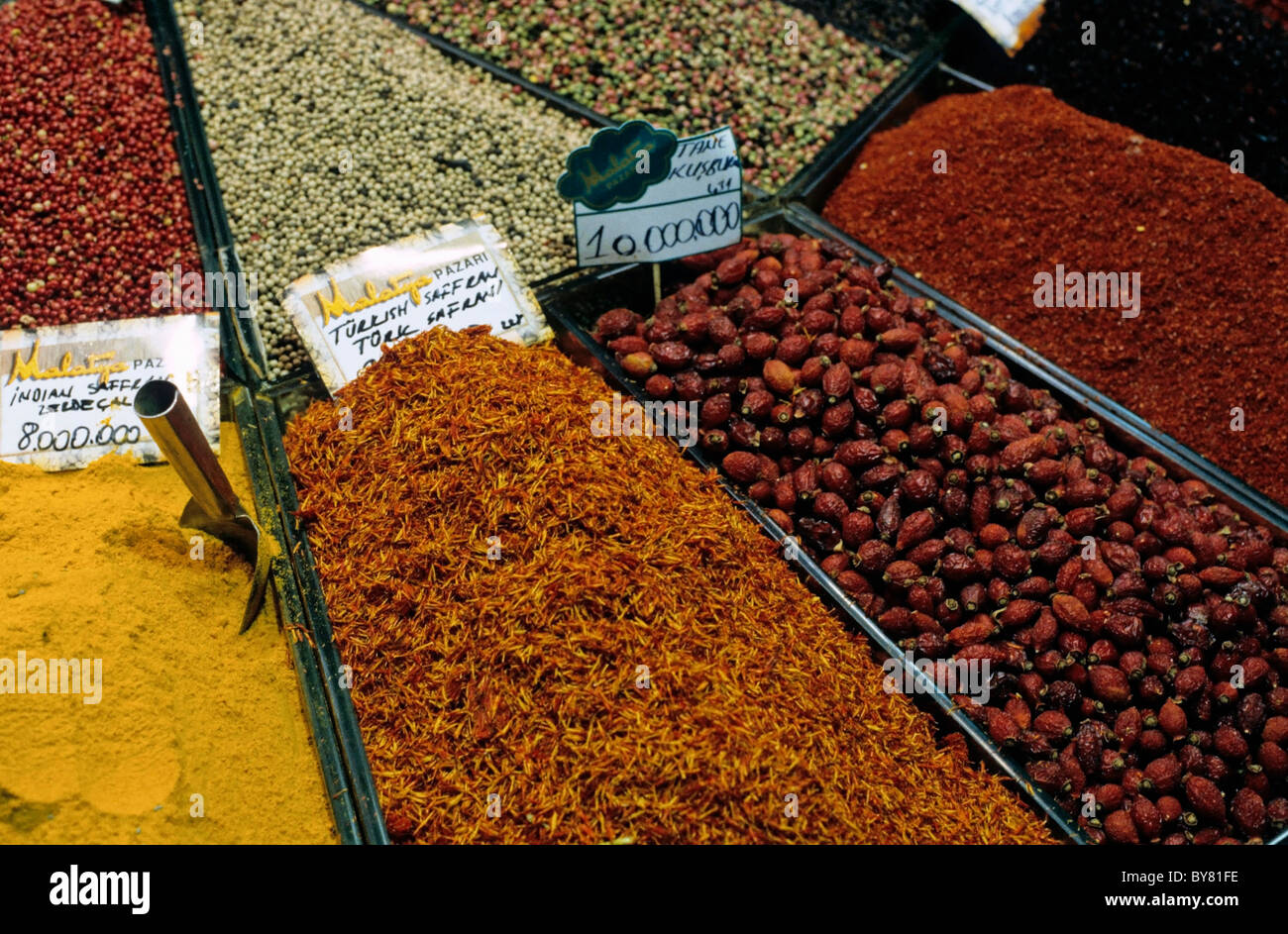 Bancarella vendendo le spezie al Grand Bazaar, Istanbul, Turchia. Foto Stock