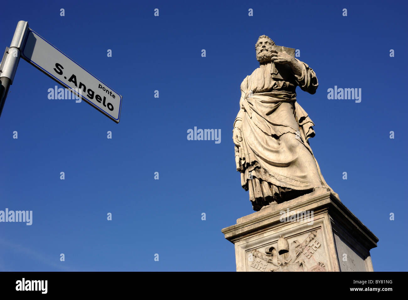 Italia, Roma, statua di San Pietro sul ponte Sant'Angelo Foto Stock