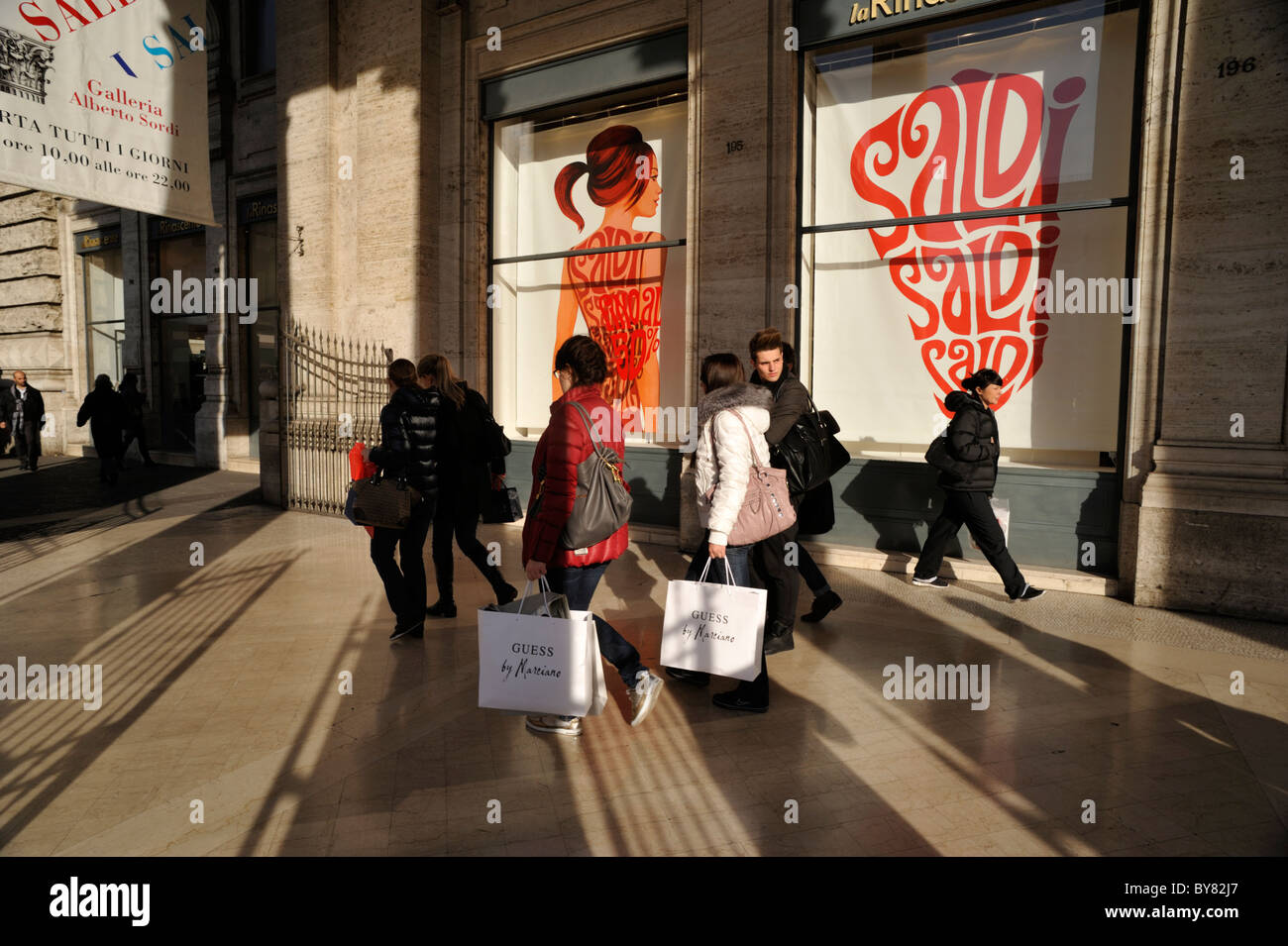 Italia, Roma, Galleria Alberto Sordi, Galleria colonna, vetrina, vendite, gente che fa shopping Foto Stock