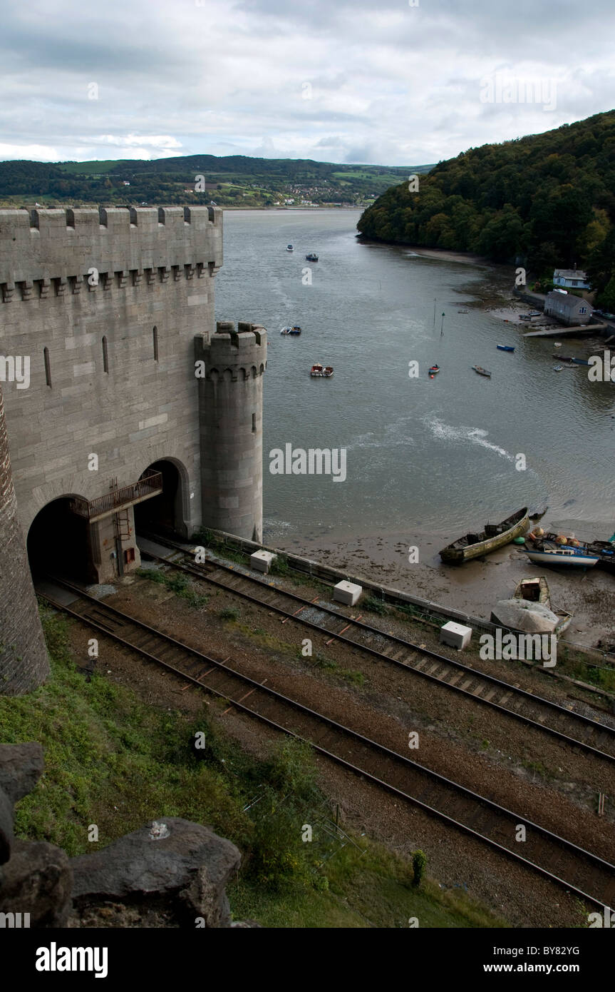 L'ingresso alla galleria ferroviaria accanto a Conwy Castle, Galles del Nord. Foto Stock