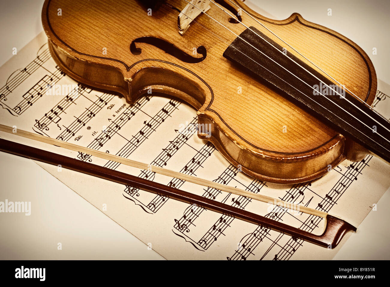 Vecchio violino e note musicali Foto Stock
