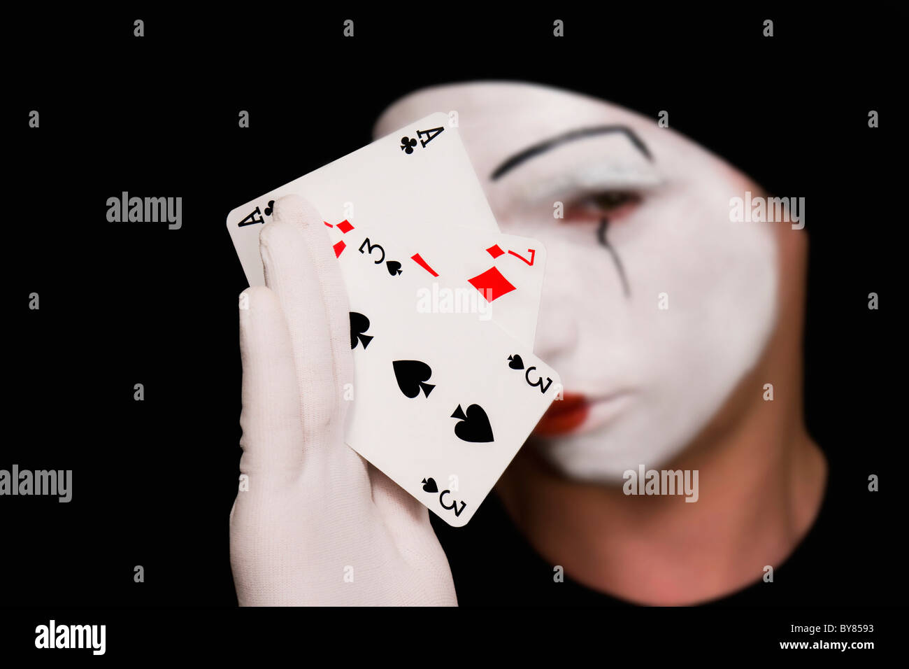 Ritratto di mime con carte da gioco su sfondo nero Foto Stock