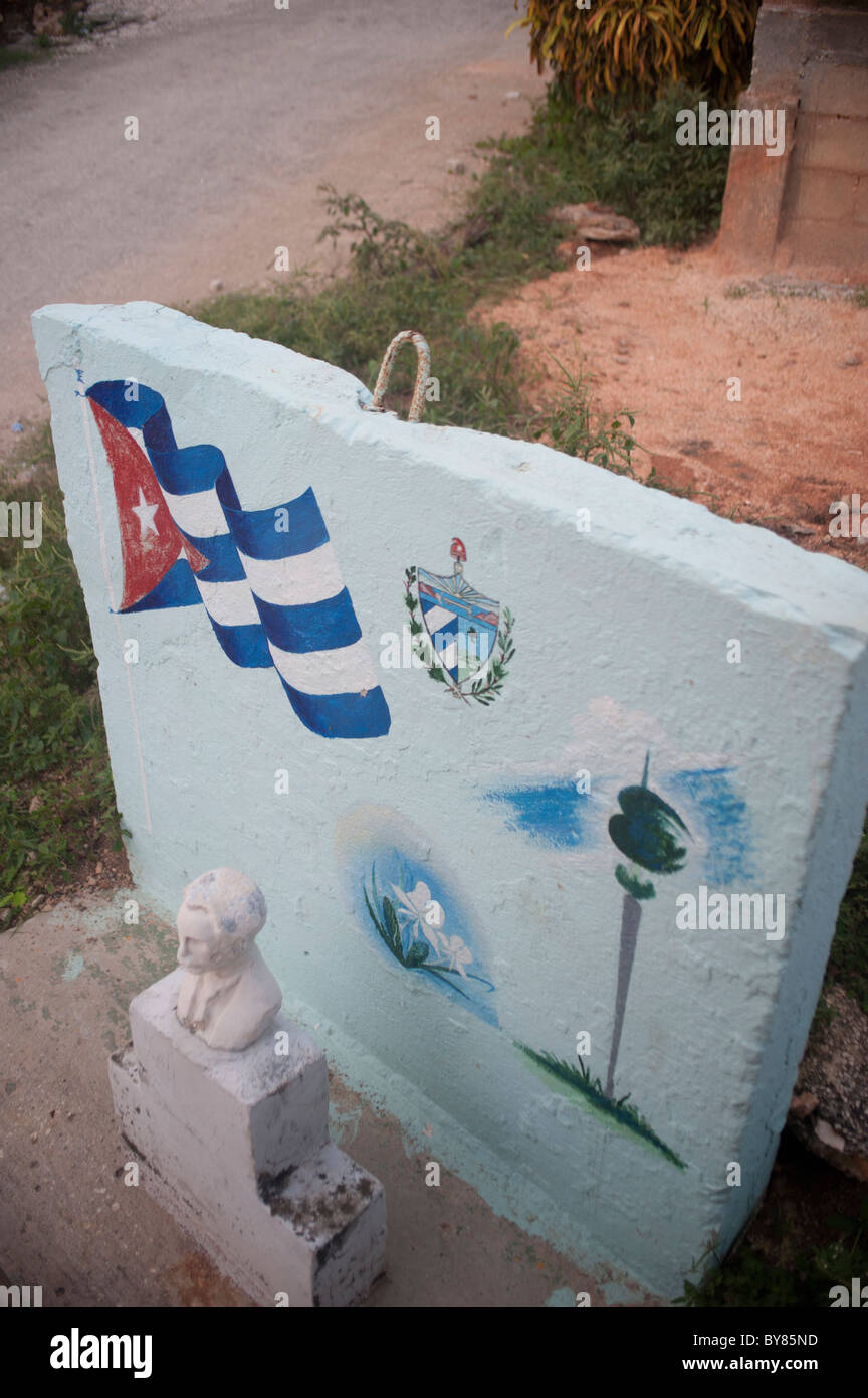 Scultura in omaggio a Jose Marti il rivoluzionario cubano cubano con bandiera blu e la parete. Foto Stock