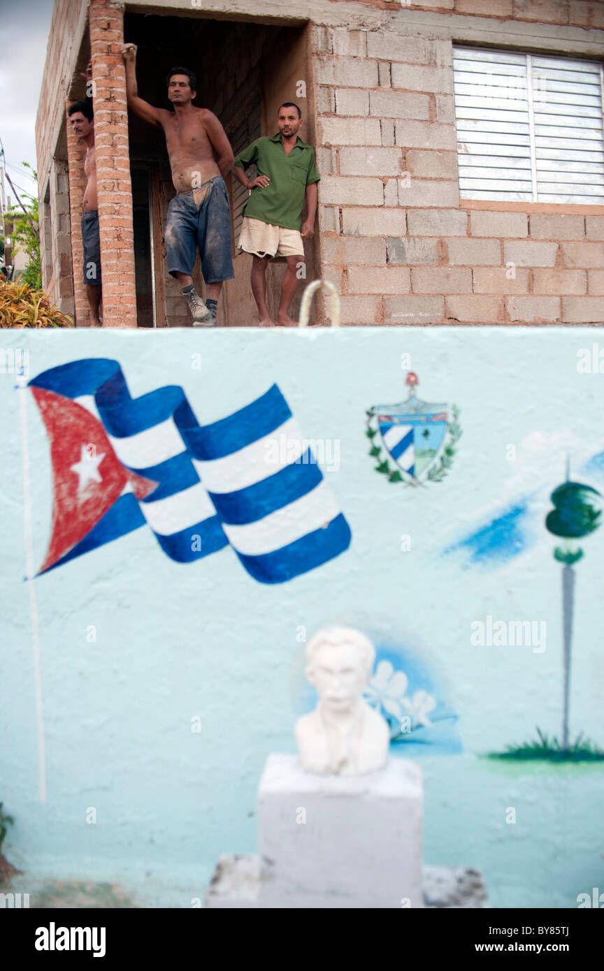 Scultura in omaggio a Jose Marti il rivoluzionario cubano cubano con bandiera blu e la parete. Foto Stock