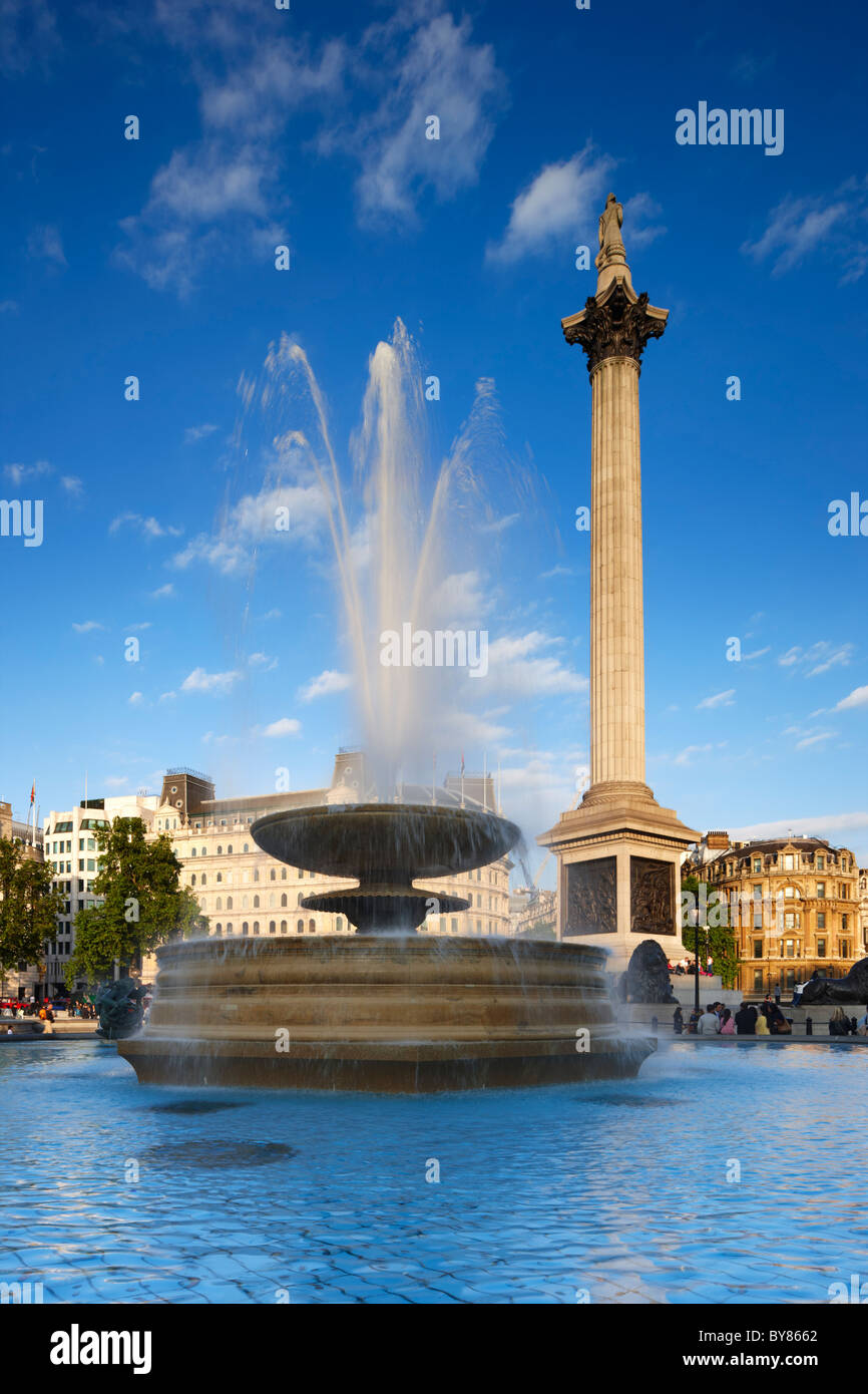 Famoso punto di riferimento nel centro di Londra, Nelson la colonna e la fontana a Trafalgar Square. Foto Stock