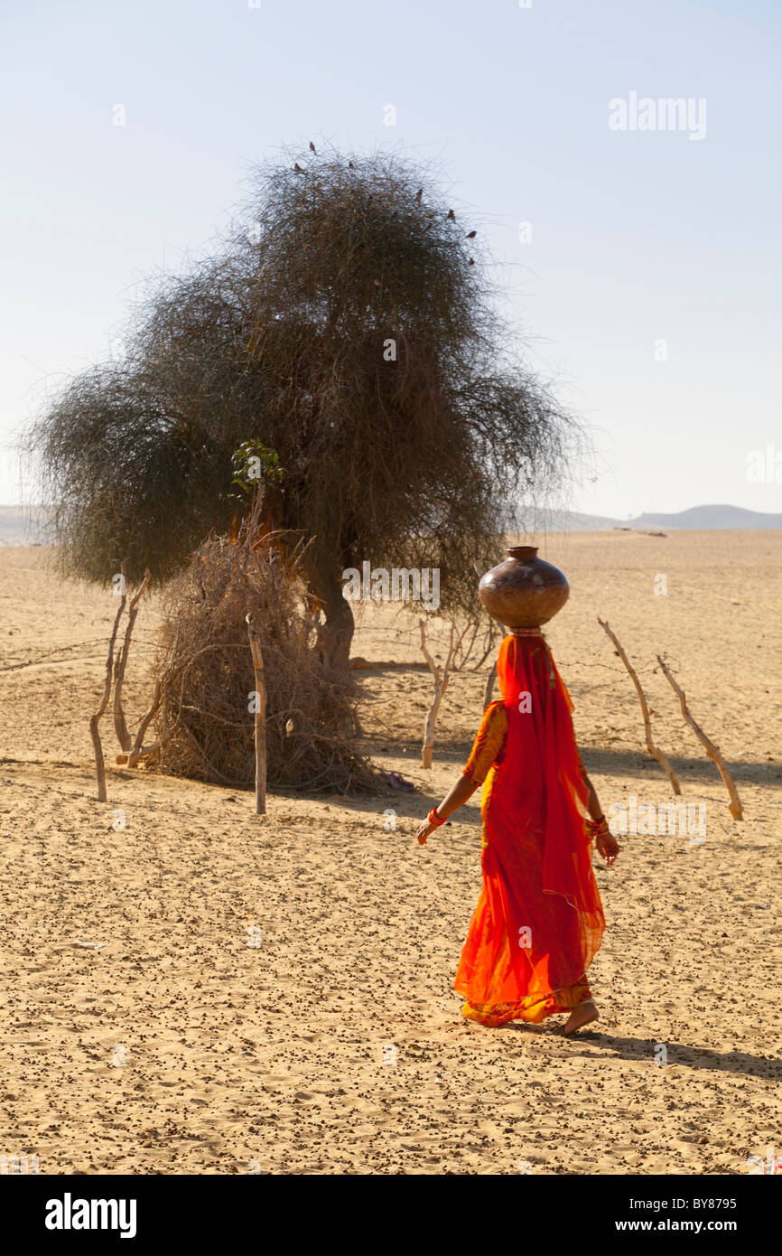 India Rajasthan, deserto di Thar, donna Indiana che trasportano tradizionale pentola di acqua Foto Stock