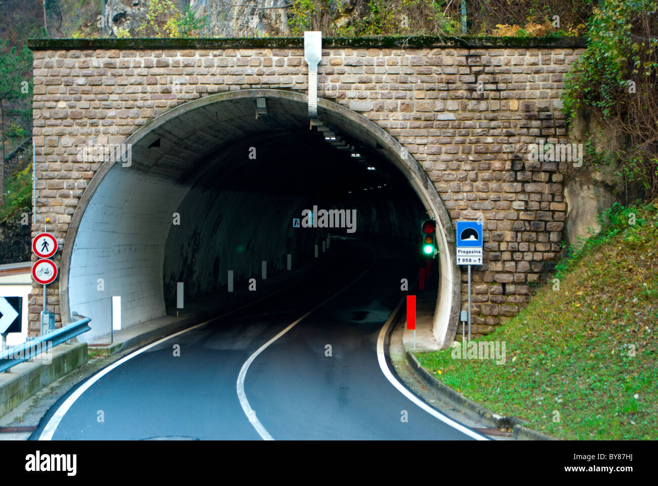 Accesa con tunnel stradale e i segnali stradali Foto Stock