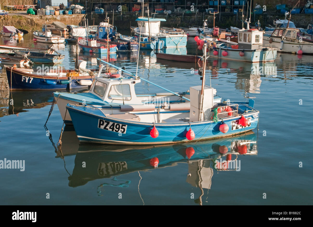 Porto Mevagissey in Cornwall Inghilterra Occidentale con poche barche da pesca ormeggiate fino Foto Stock Porto Mevagissey in Cornwall Inghilterra Occidentale con poche barche da pesca ormeggiate fino Foto Stock