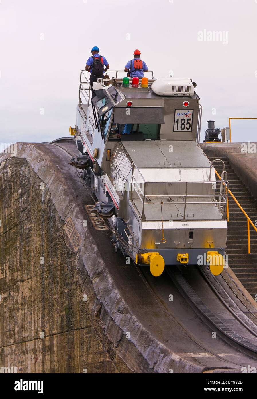 PANAMA - Lavoratori e locomotore elettrico noto anche come un mulo, Miraflores Locks sul Canale di Panama. Foto Stock