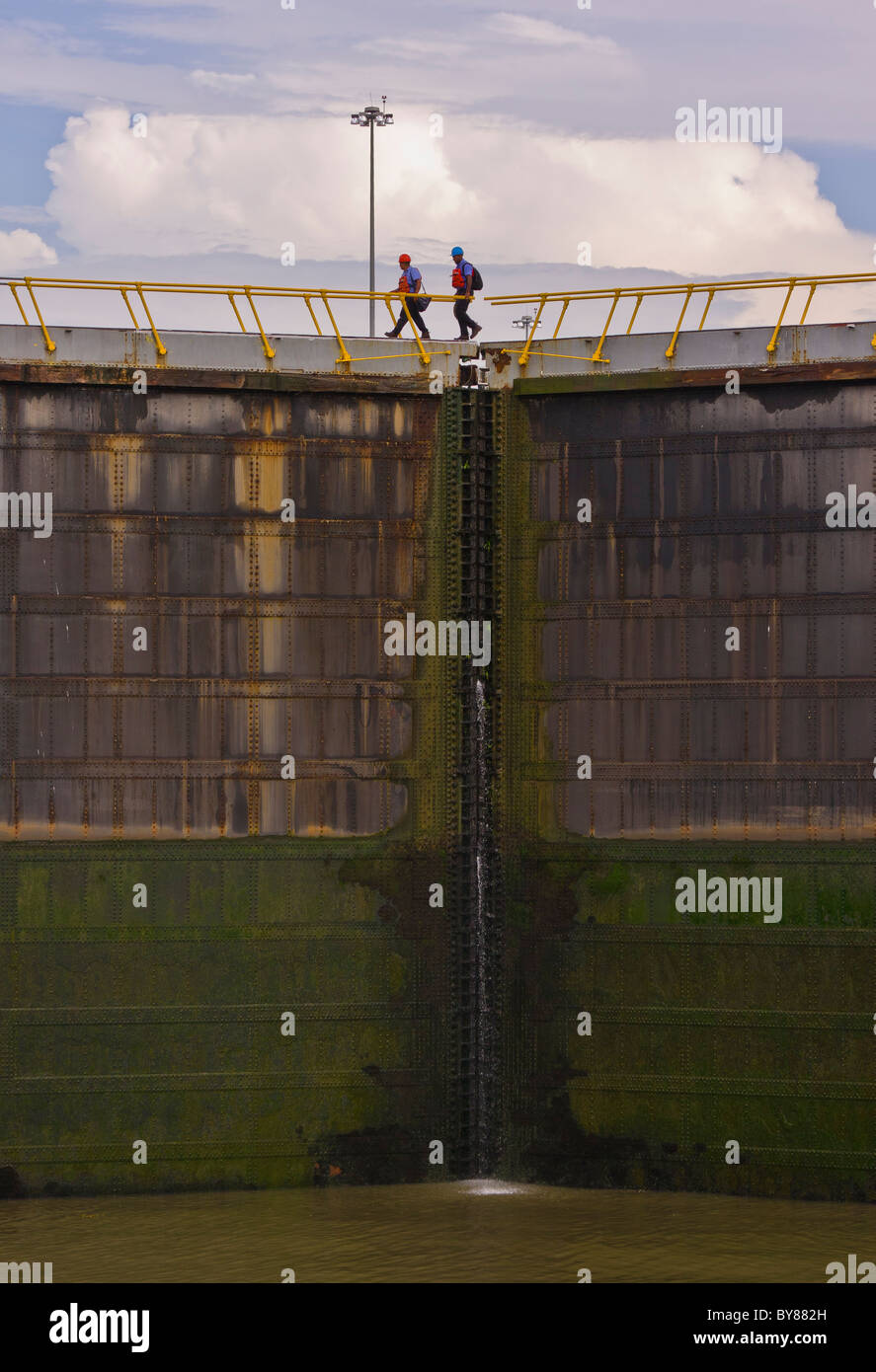 PANAMA - due lavoratori cross top di chiusura porte a Miraflores Locks sul Canale di Panama. Foto Stock