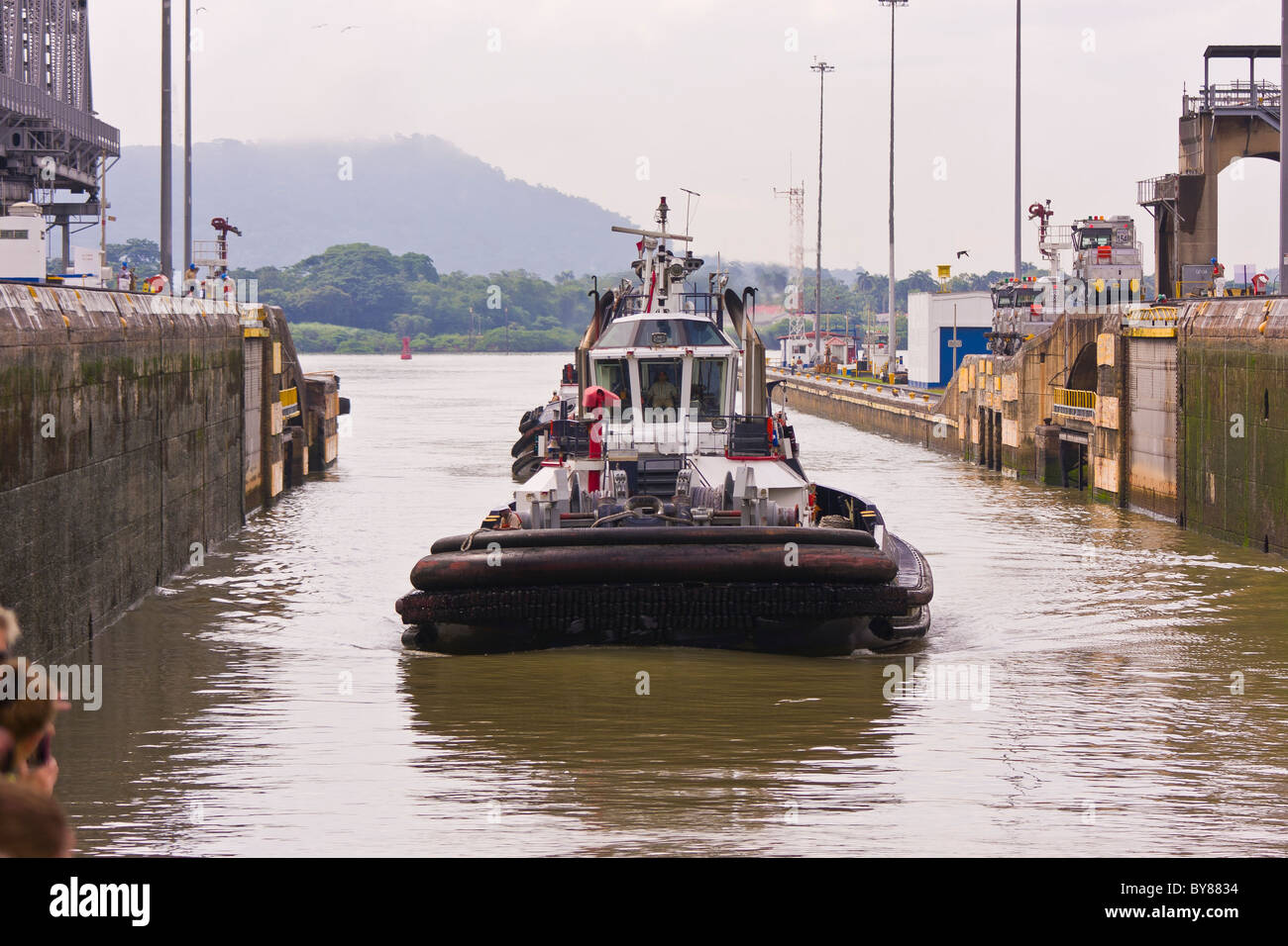 PANAMA - rimorchiatore in blocco a Miraflores Locks sul Canale di Panama. Foto Stock