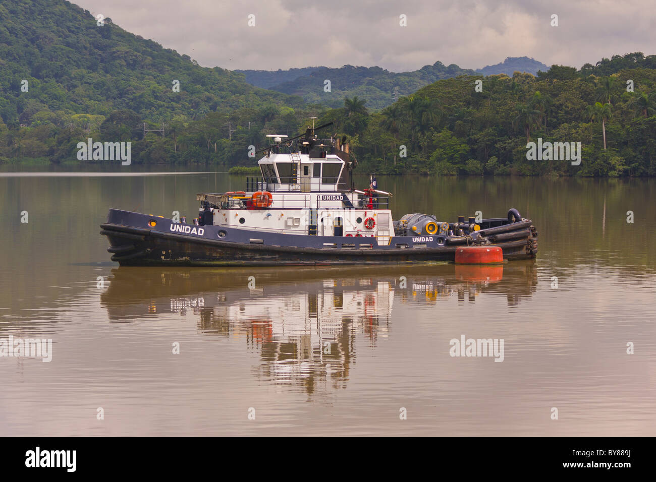 PANAMA - rimorchiatore sul Canale di Panama Foto Stock