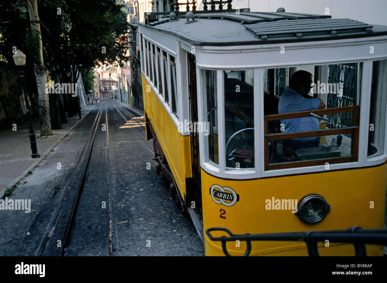 L uomo alla guida della funicolare di Glória, Lisbona, Portogallo. Foto Stock