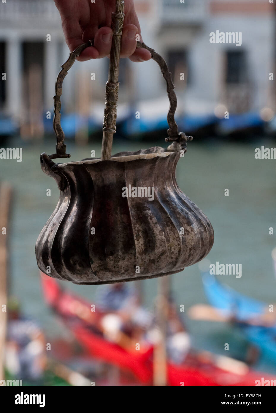 Piccolo contenitore metallico di Acqua Santa per essere spruzzata per la benedizione dei gondolini davanti a Venezia regata storica Foto Stock