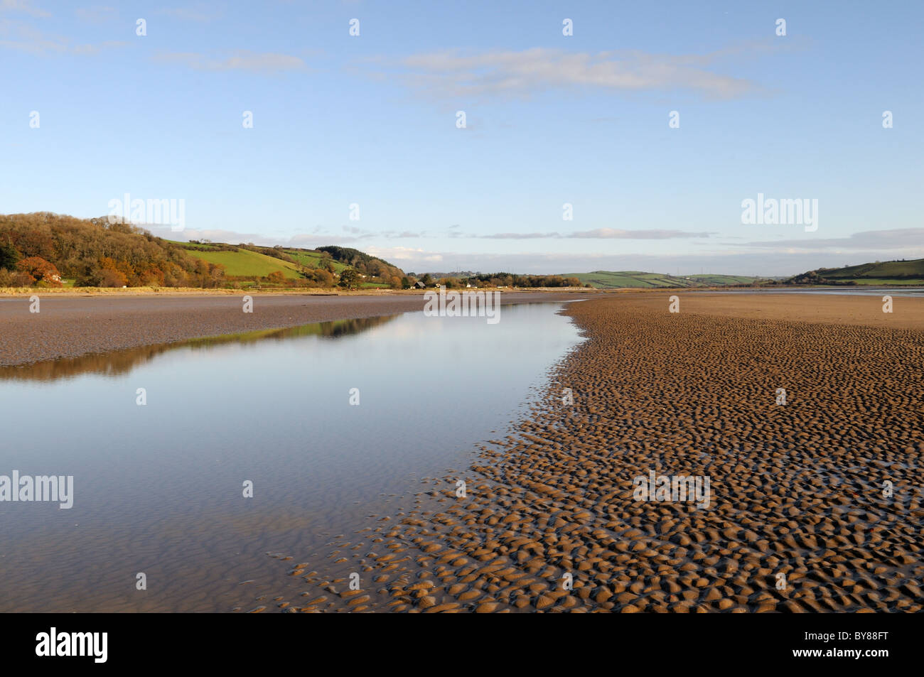 Spiaggia Llansteffan verso l'Estuario Tywi Carmarthenshire Galles Cymru REGNO UNITO GB Foto Stock