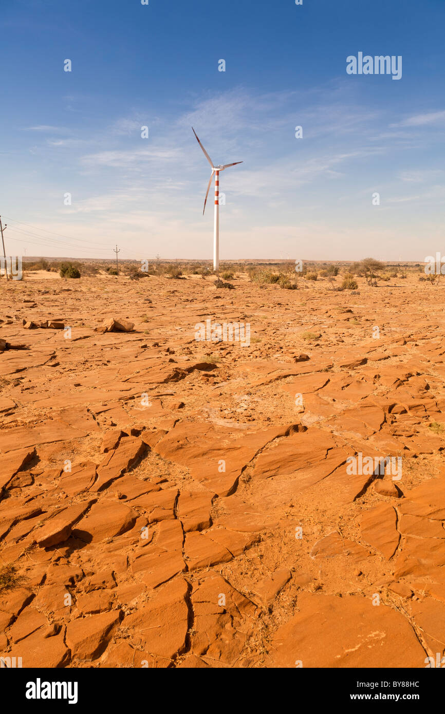 India Rajasthan, deserto di Thar, turbina eolica Foto Stock