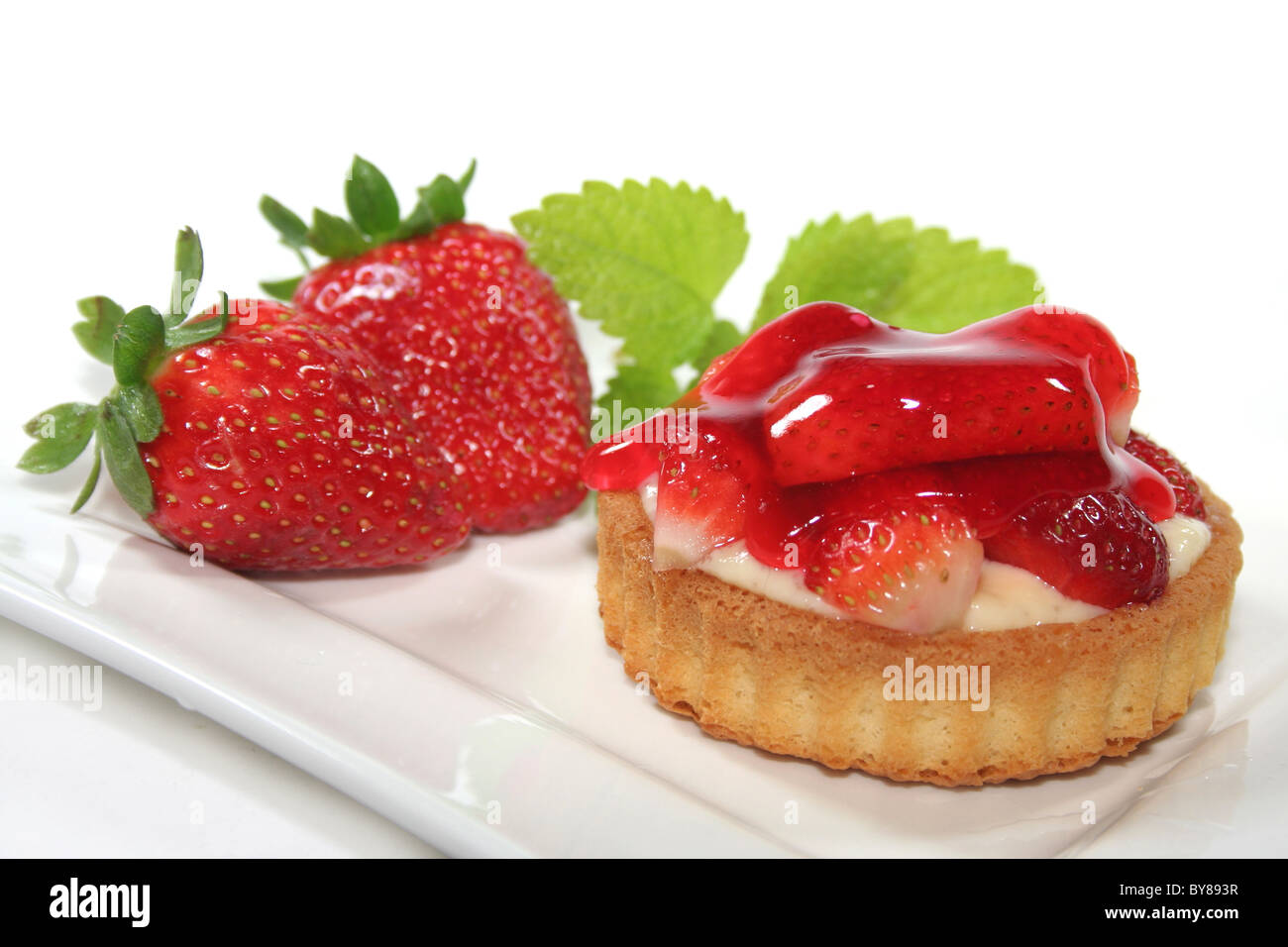 Una piccola torta di fragole con fragola e Melissa Foto Stock