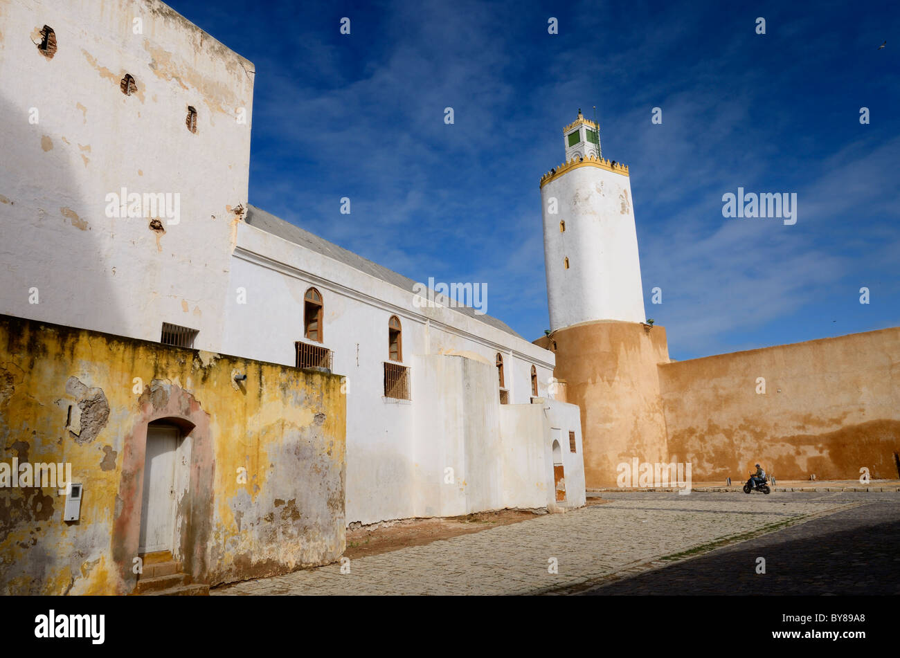 Motociclista nel cortile della grande moschea vecchia città portoghese di El Jadida Marocco Foto Stock