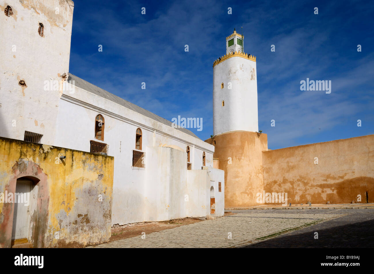 Cortile in ciottoli della grande moschea vecchia città portoghese di El Jadida marocco Foto Stock