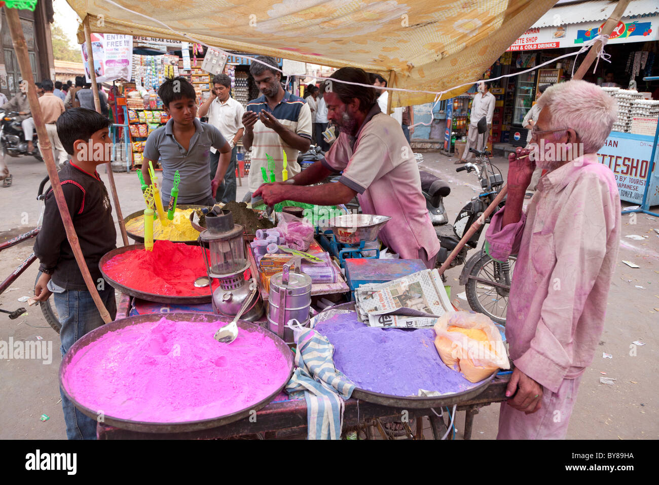 India Rajasthan, Jodhpur, la vernice in polvere venduto pronto per Indian Holi festival Foto Stock
