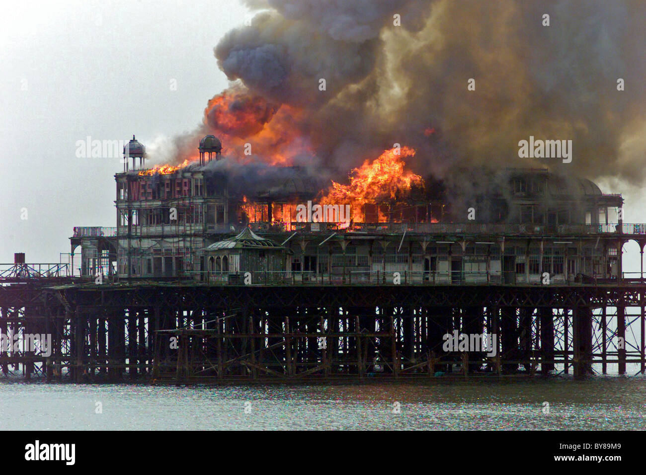 Il fuoco distrugge l'iconico West Pier di Brighton dopo un attacco di arson - 28th marzo 2003 Foto Stock