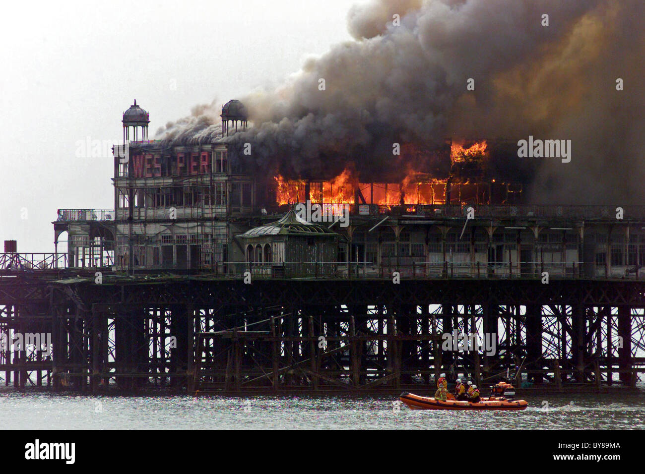 Il fuoco distrugge l'iconico West Pier di Brighton dopo un attacco di arson - 28th marzo 2003 Foto Stock