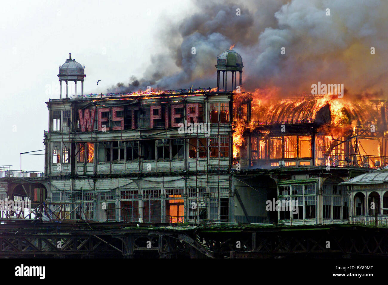 Il fuoco distrugge l'iconico West Pier di Brighton dopo un attacco di arson - 28th marzo 2003 Foto Stock