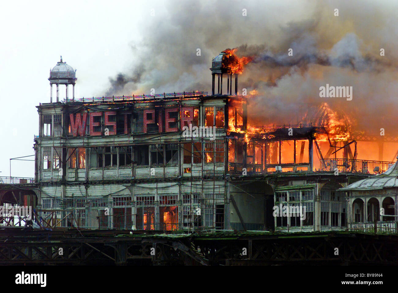 Il fuoco distrugge l'iconico West Pier di Brighton dopo un attacco di arson - 28th marzo 2003 Foto Stock