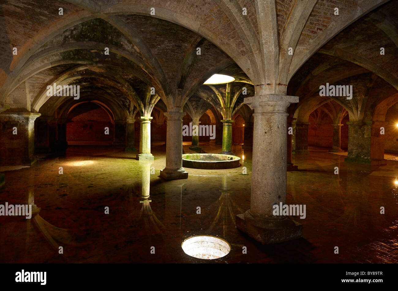 Colonne e riflessa lucernario in metropolitana Cisterna portoghese dell' acqua sotterranea nel centro storico della città di El Jadida Marocco Foto Stock