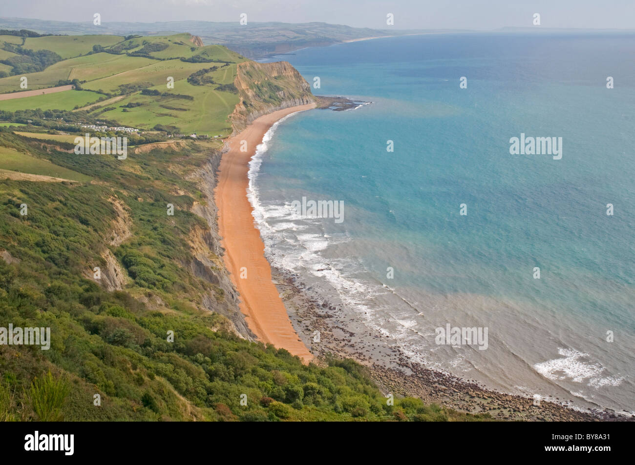 Guardando verso est lungo la baia di Lyme costa da Golden Cap, con la famosa spiaggia di Seatown nella distanza Foto Stock