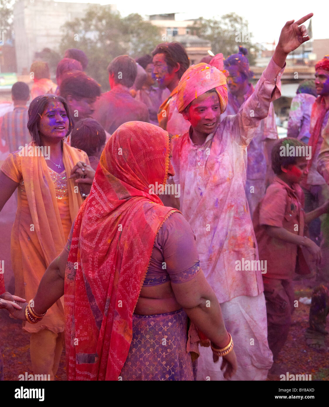 India Rajasthan, Jodhpur, festaioli durante la Indian Holi festival coperto di vernice in polvere Foto Stock