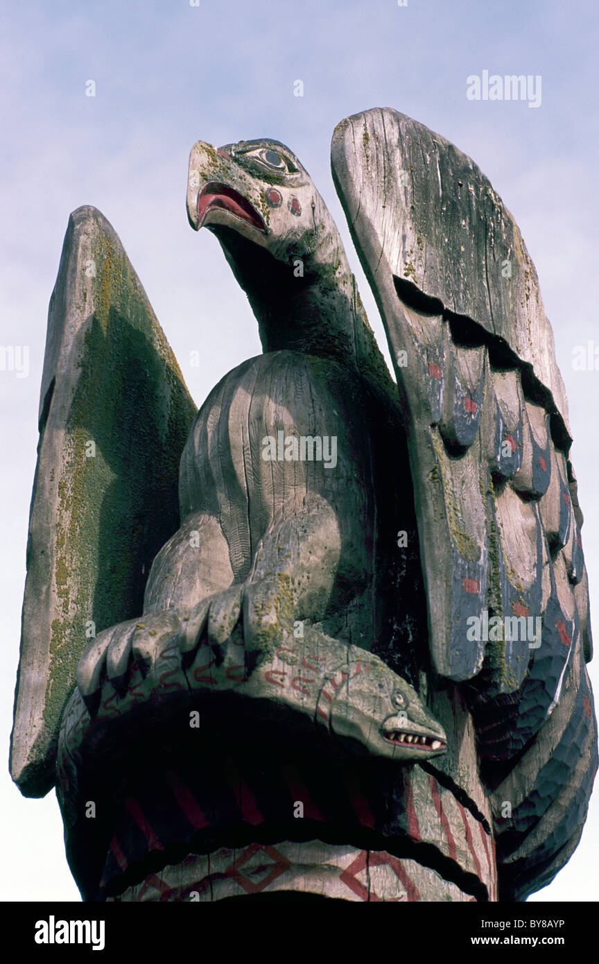 Coast Salish Totem Pole, Qualicum Beach, BC, Isola di Vancouver, British Columbia, Canada - Dettaglio di Eagle tenendo il pesce Foto Stock